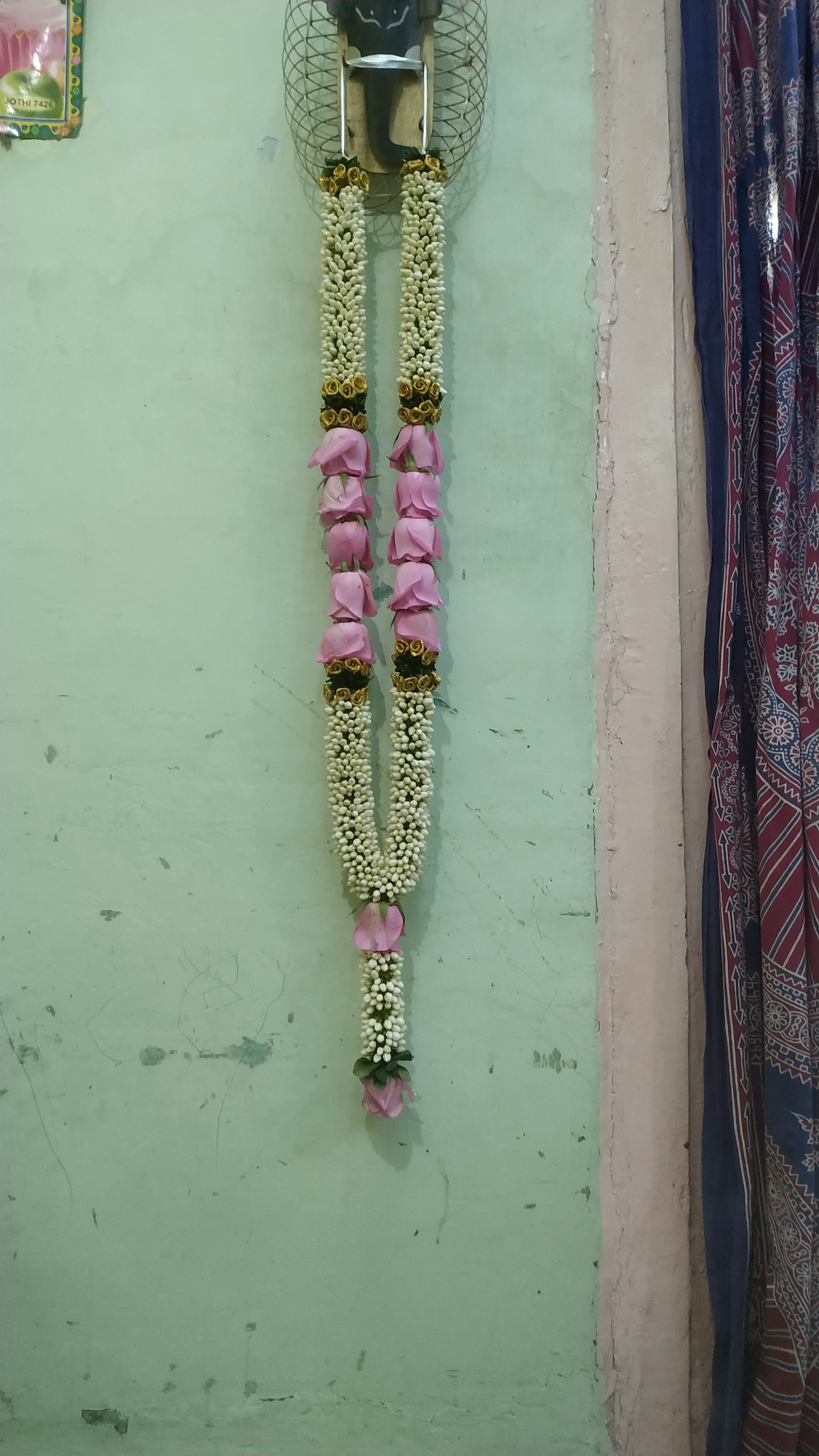 Wedding garland with pink roses and golden less best garland for wedding