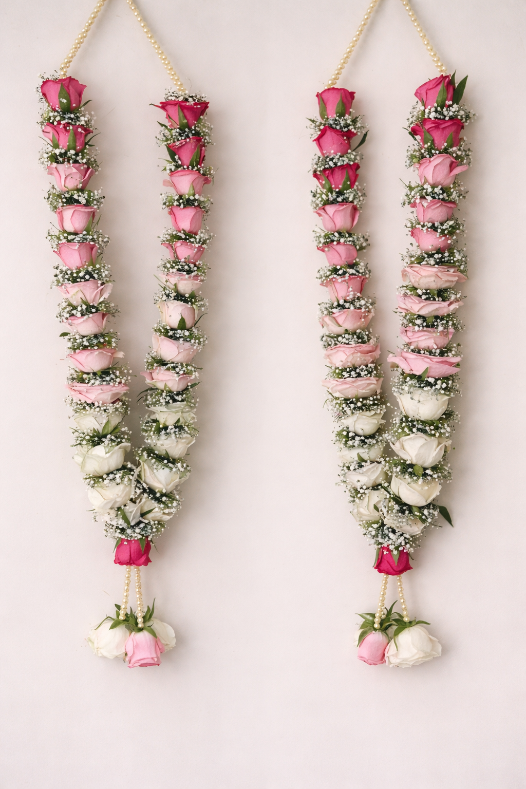 Pink and white rose wedding garland with baby’s breath flowers and pearl hanging design for Indian bridal varmala ceremony.